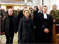 /album/fdp-militarpfarrer-pascal-kober-investitur-am-19-januar-2015-in-der-kath-mauritiuskirche-stetten-a-k-m-mit-ev-militarbischof-rink-und-verteidigungsministerin-von-der-leyen/a2015-01-leyen-kober-mauritiuskirche-jpg1/